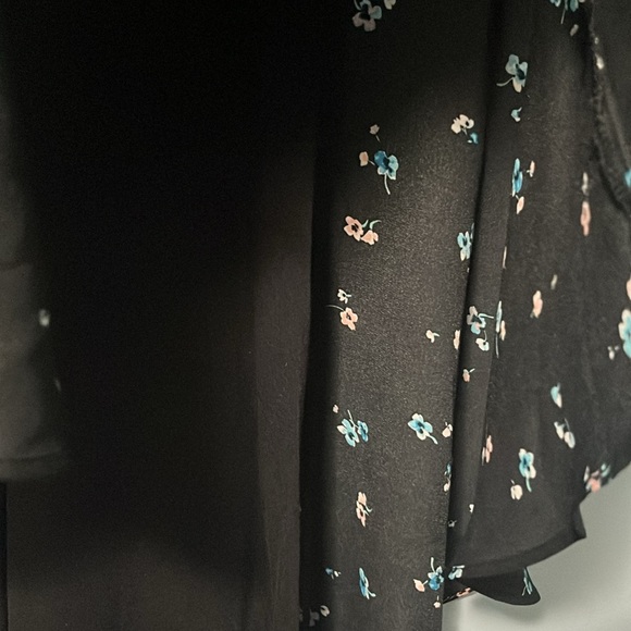 Black top with flower patter - Picture 3 of 3